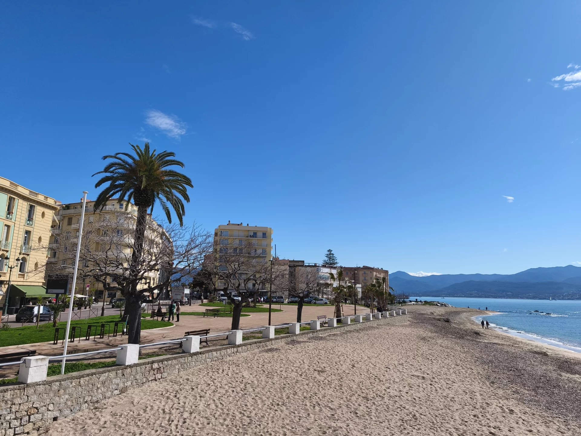 T3 EN PARFAIT ETAT- TRIANGLE D'OR D'AJACCIO
