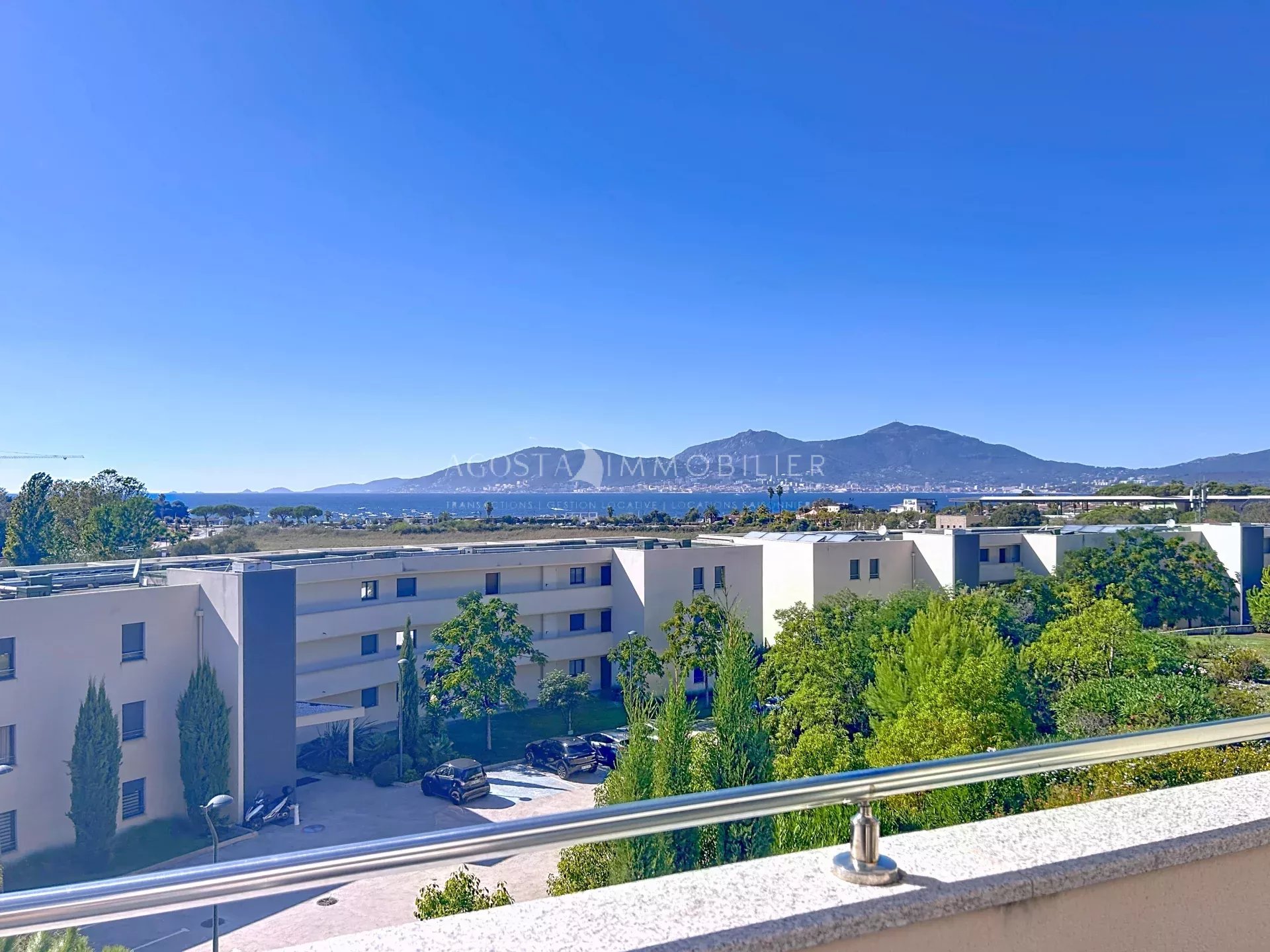 A VENDRE CENTRE PORTICCIO-T2 VUE MER PANARAMIQUE