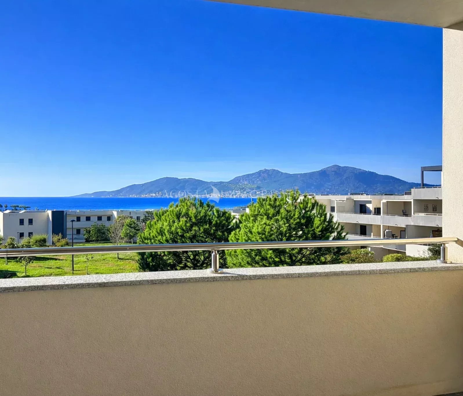 A VENDRE SUPERBE T2 VUE MER CENTRE PORTICCIO