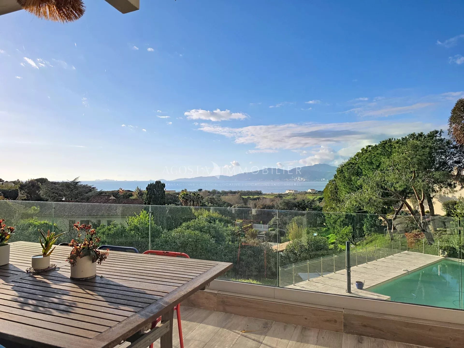 À VENDRE  - VUE MER -  Spacieux T3 avec terrasses, à deux pas de la mer